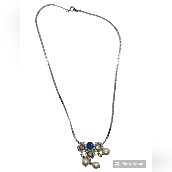 SILVERTONED CHAIN NECKLACE WITH AUSTRIAN CRYSTAL FLOWER & FAUX PEARL PENDANT - Picture 3 of 5